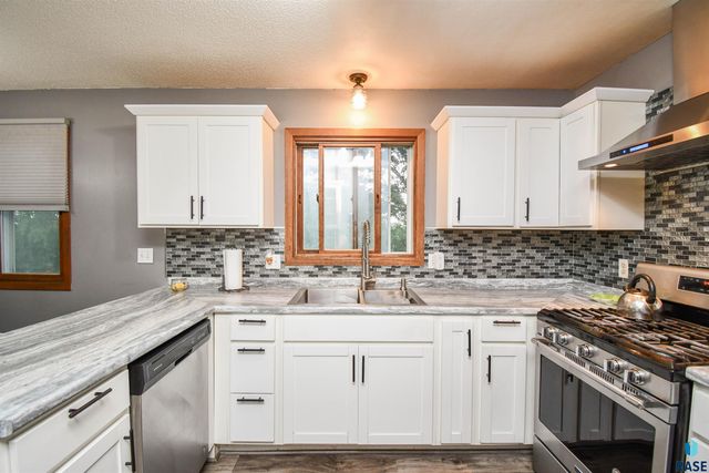 2004 E Madison St, Sioux Falls, SD 57103