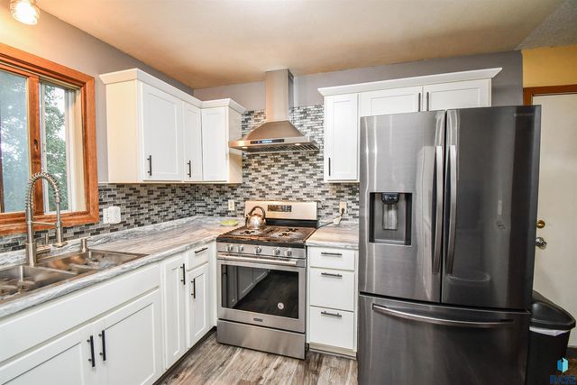 2004 E Madison St, Sioux Falls, SD 57103