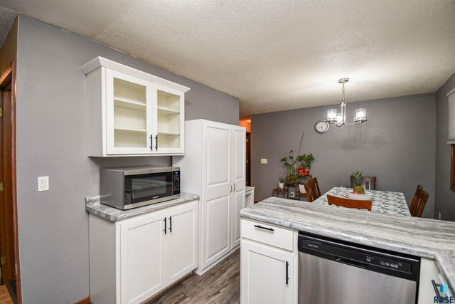 2004 E Madison St, Sioux Falls, SD 57103