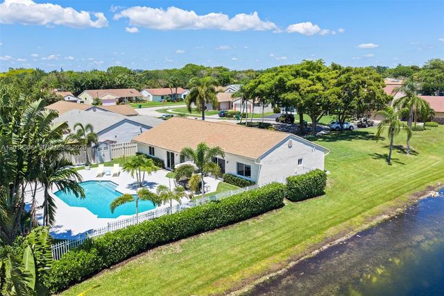 13750 Green Cove Pl, Davie, FL 33325