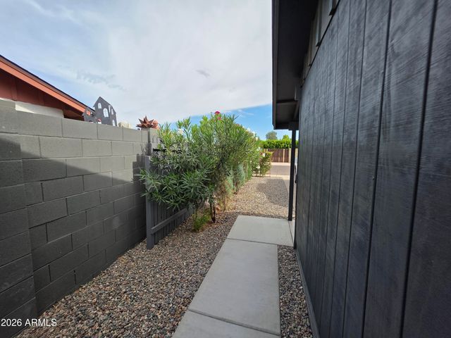 3735 E CLAIRE Drive, Phoenix, AZ 85032