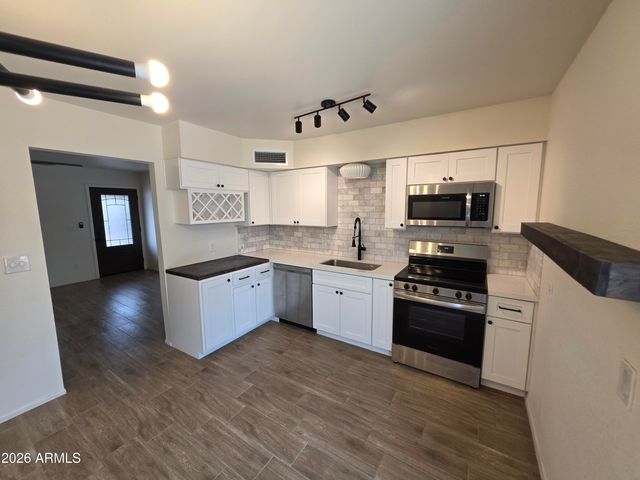 3735 E CLAIRE Drive, Phoenix, AZ 85032