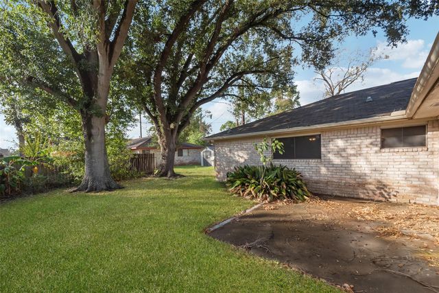 6742 Indian Lake Drive, Houston, TX 77489