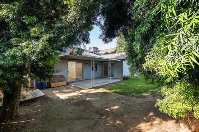 1166 E Goshen Avenue, Fresno, CA 93720