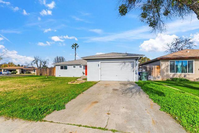 647 W Dennis Drive, Clovis, CA 93612
