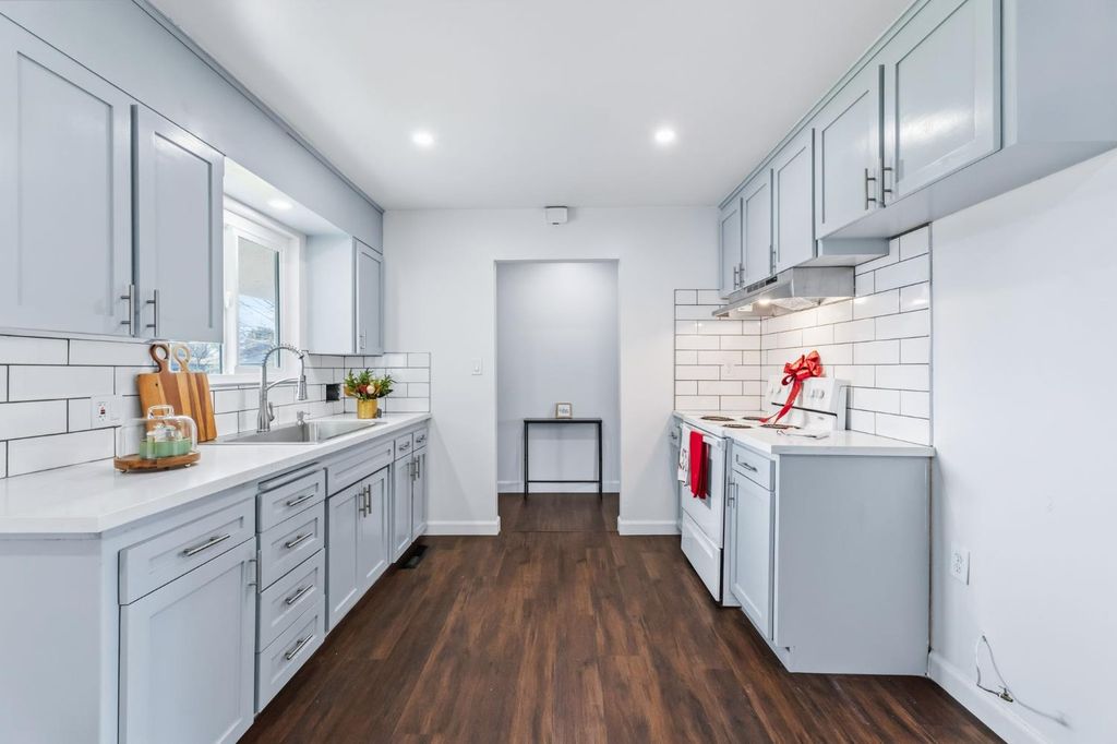 Image 10 of property listing at 647 W Dennis Drive, Clovis, CA 93612