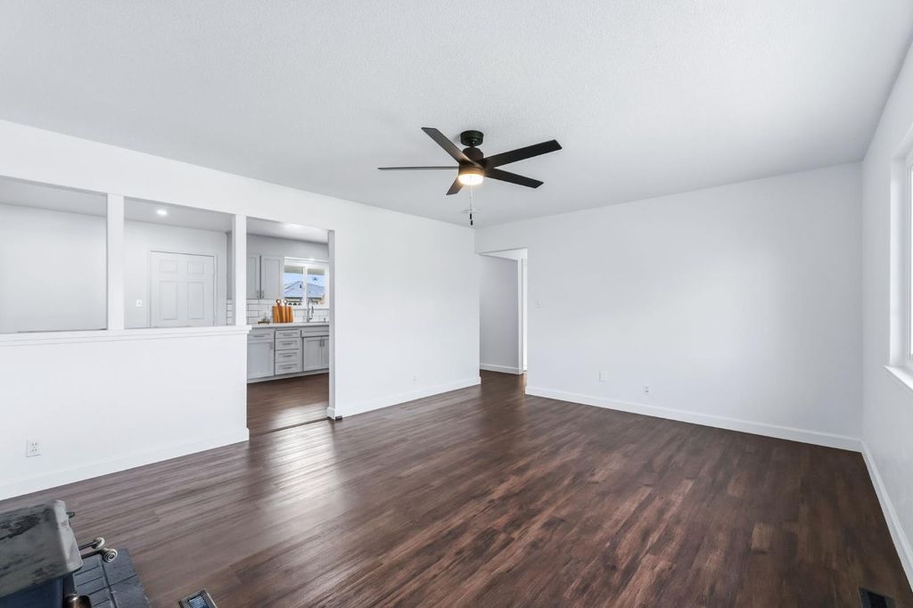 Image 13 of property listing at 647 W Dennis Drive, Clovis, CA 93612