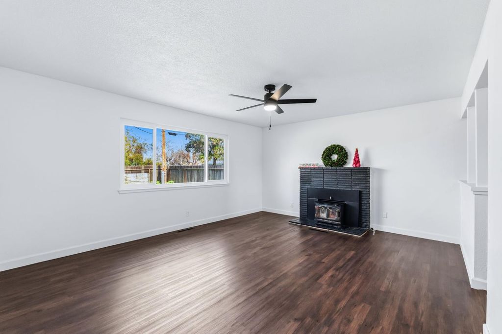 Image 15 of property listing at 647 W Dennis Drive, Clovis, CA 93612