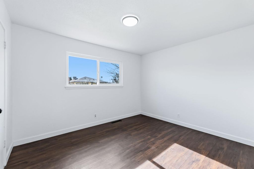 Image 17 of property listing at 647 W Dennis Drive, Clovis, CA 93612