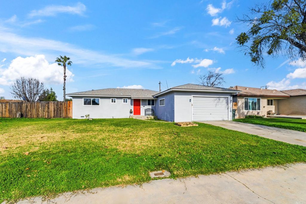 Image 2 of property listing at 647 W Dennis Drive, Clovis, CA 93612
