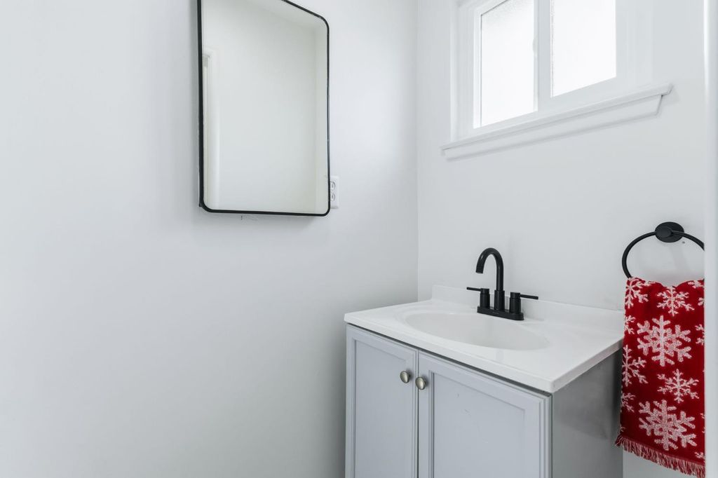 Image 23 of property listing at 647 W Dennis Drive, Clovis, CA 93612