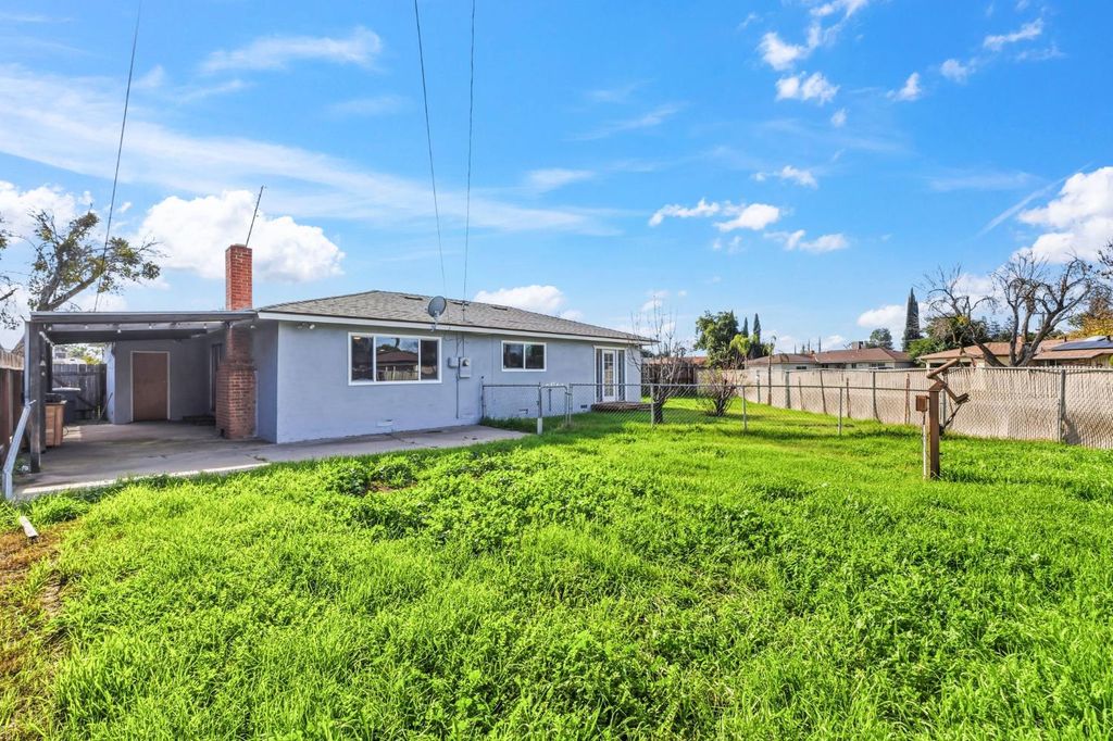Image 24 of property listing at 647 W Dennis Drive, Clovis, CA 93612