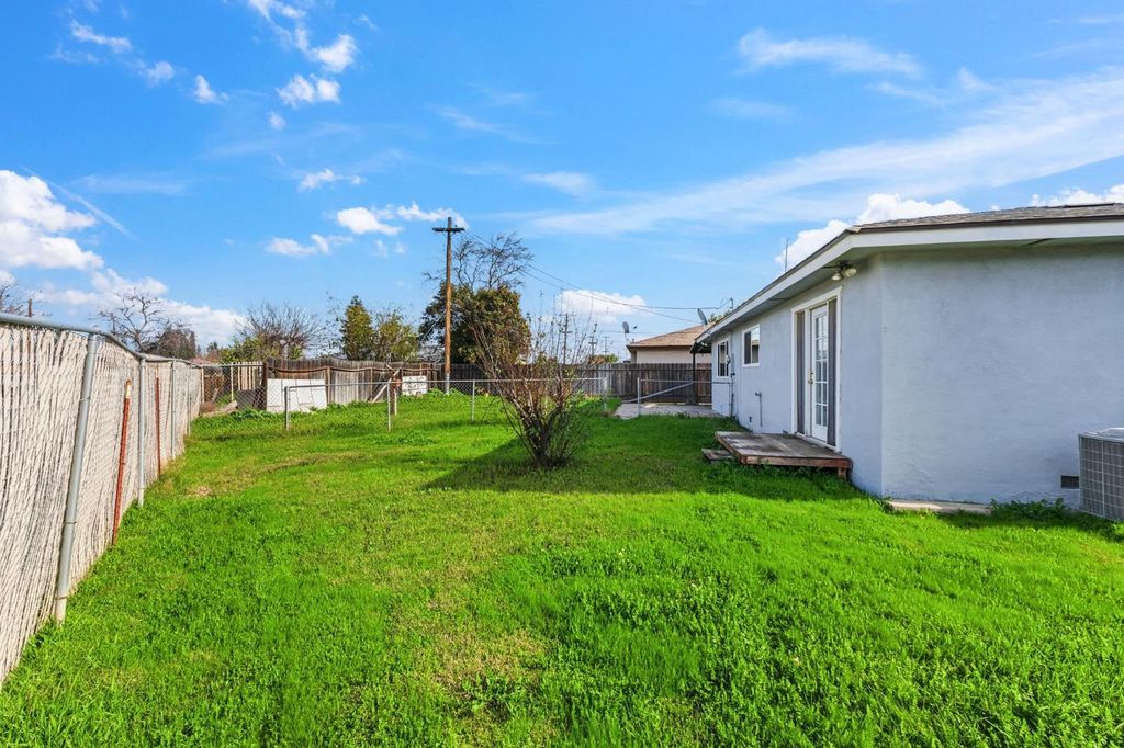 Image 26 of property listing at 647 W Dennis Drive, Clovis, CA 93612