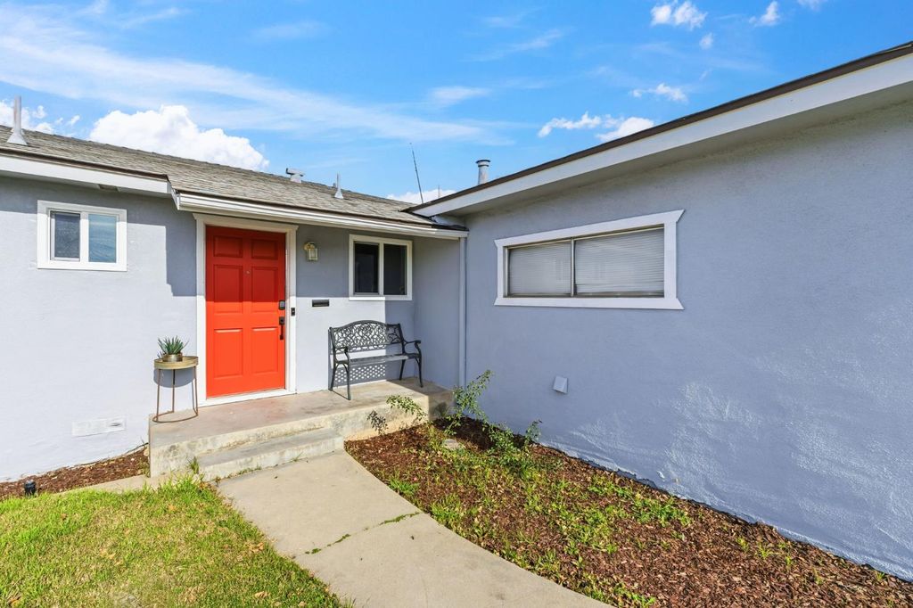 Image 4 of property listing at 647 W Dennis Drive, Clovis, CA 93612