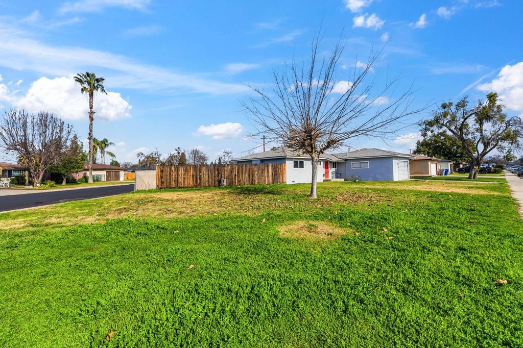 Image 5 of property listing at 647 W Dennis Drive, Clovis, CA 93612