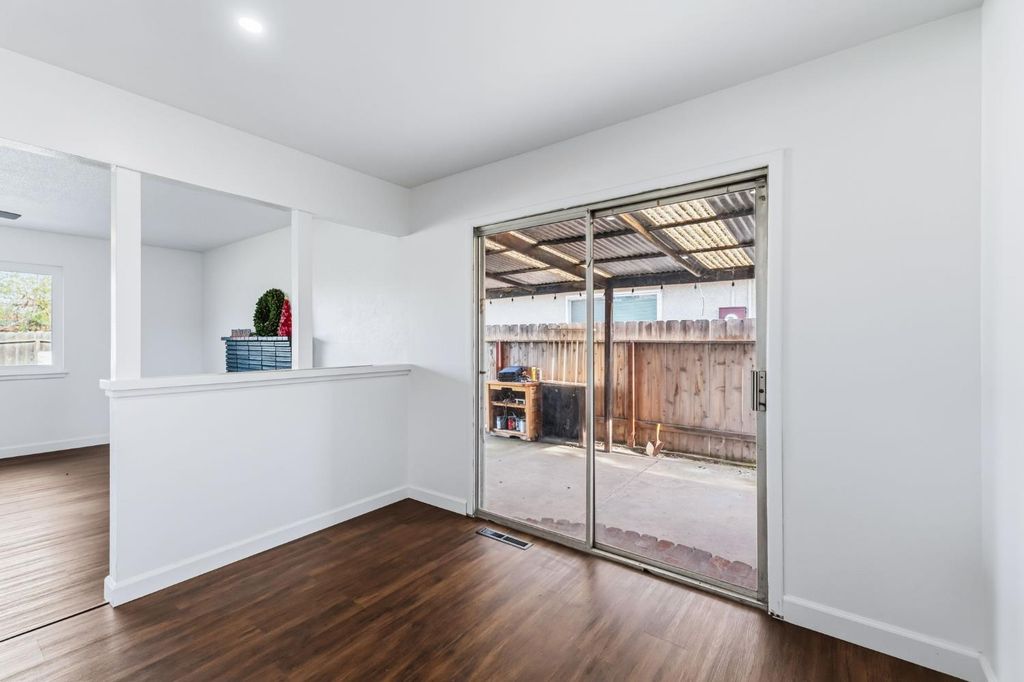 Image 7 of property listing at 647 W Dennis Drive, Clovis, CA 93612