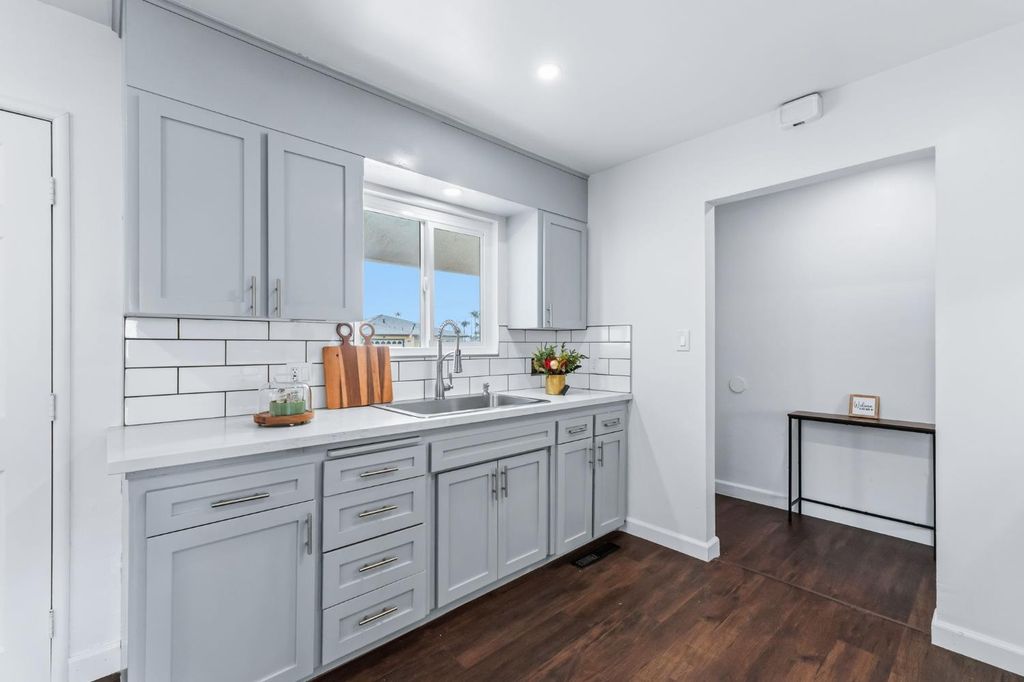 Image 9 of property listing at 647 W Dennis Drive, Clovis, CA 93612