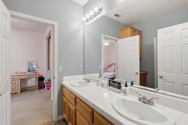 3220 Camelot Dr, Rocklin, CA 95765