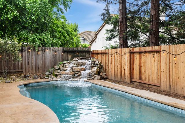 3220 Camelot Dr, Rocklin, CA 95765