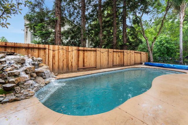 3220 Camelot Dr, Rocklin, CA 95765