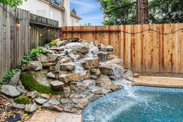 3220 Camelot Dr, Rocklin, CA 95765