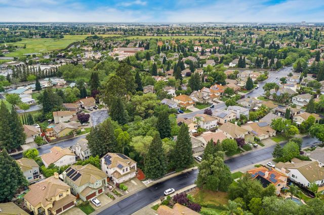 3220 Camelot Dr, Rocklin, CA 95765