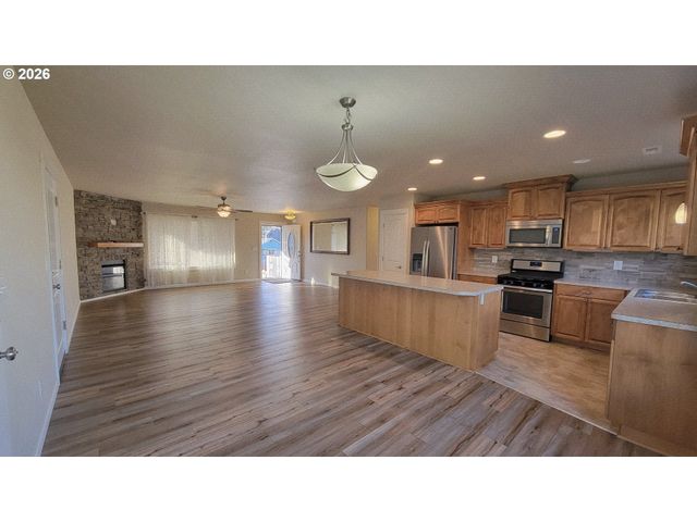 1570 W BASIL St, Roseburg, OR 97471