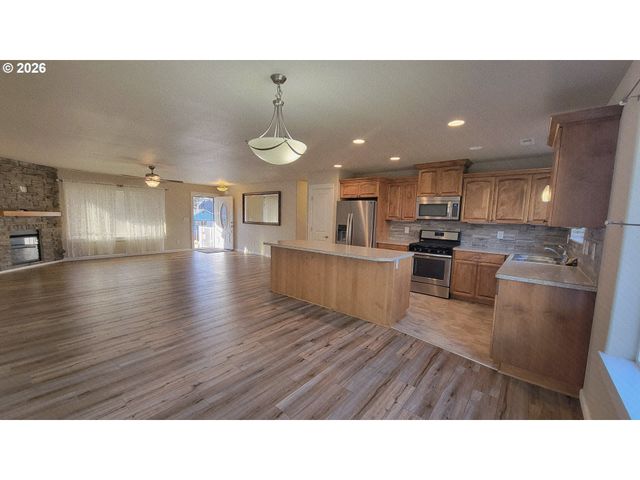 1570 W BASIL St, Roseburg, OR 97471