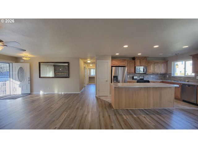 1570 W BASIL St, Roseburg, OR 97471