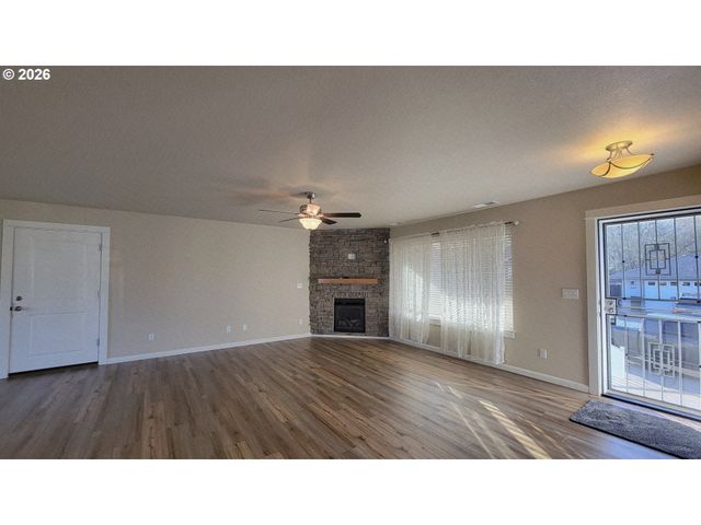 1570 W BASIL St, Roseburg, OR 97471