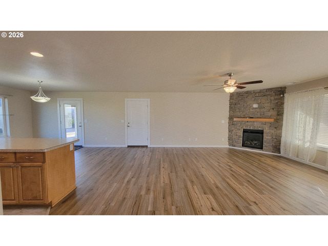 1570 W BASIL St, Roseburg, OR 97471