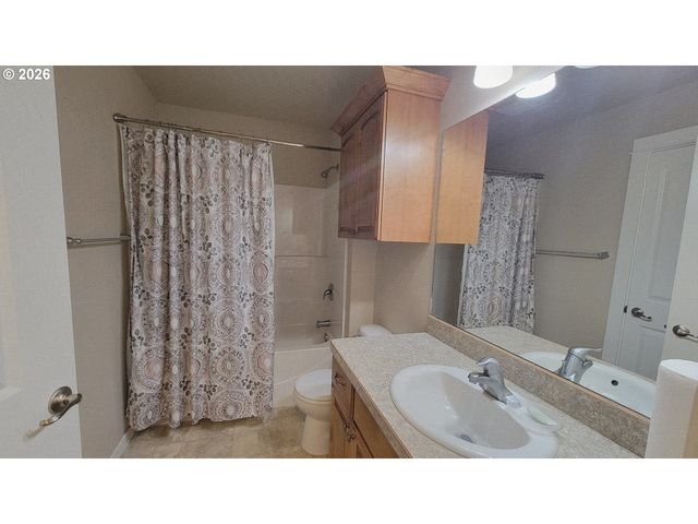 1570 W BASIL St, Roseburg, OR 97471