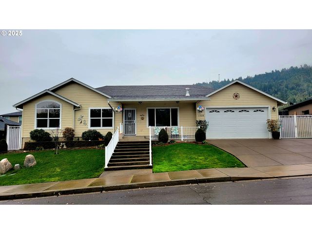 1570 W BASIL St, Roseburg, OR 97471