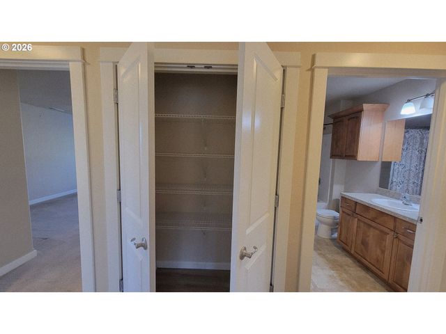 1570 W BASIL St, Roseburg, OR 97471