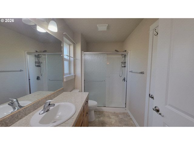 1570 W BASIL St, Roseburg, OR 97471