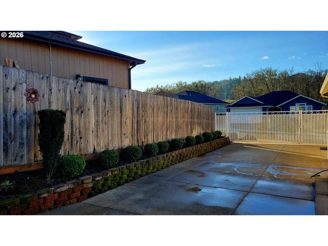 1570 W BASIL St, Roseburg, OR 97471