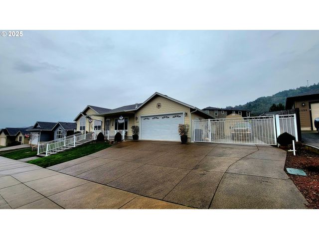 1570 W BASIL St, Roseburg, OR 97471