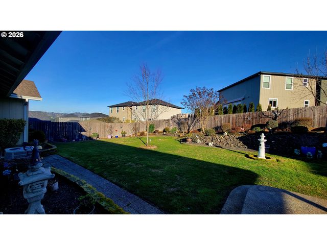 1570 W BASIL St, Roseburg, OR 97471