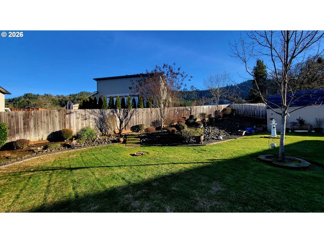 1570 W BASIL St, Roseburg, OR 97471