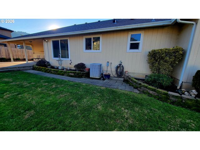 1570 W BASIL St, Roseburg, OR 97471