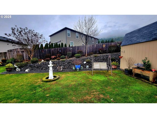 1570 W BASIL St, Roseburg, OR 97471