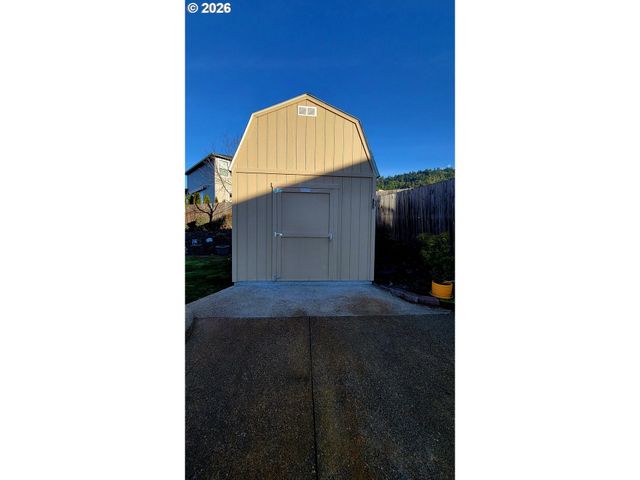 1570 W BASIL St, Roseburg, OR 97471