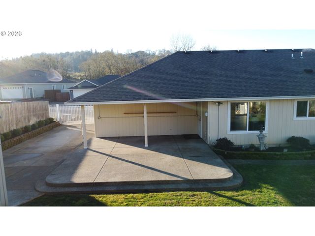 1570 W BASIL St, Roseburg, OR 97471