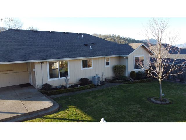 1570 W BASIL St, Roseburg, OR 97471