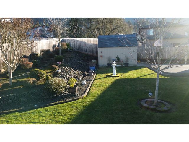 1570 W BASIL St, Roseburg, OR 97471