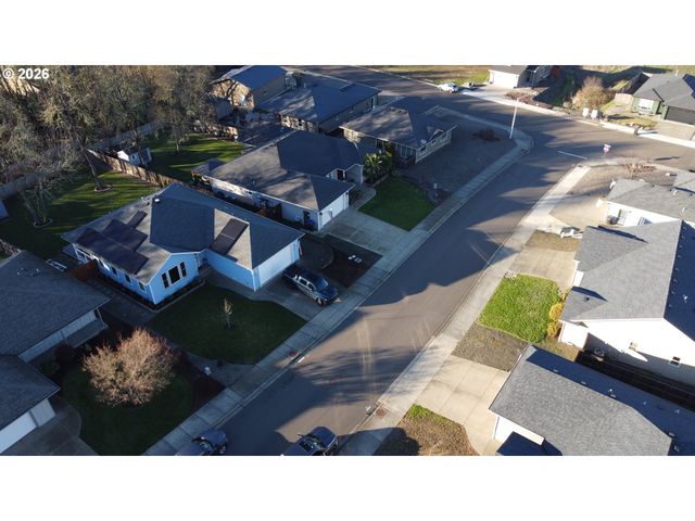 1570 W BASIL St, Roseburg, OR 97471