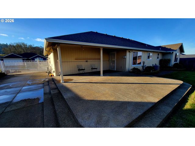 1570 W BASIL St, Roseburg, OR 97471