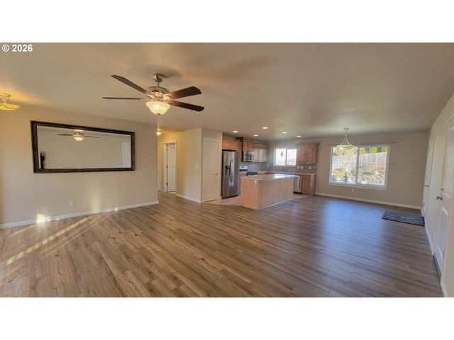 1570 W BASIL St, Roseburg, OR 97471