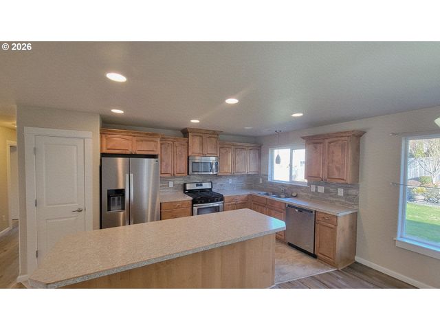 1570 W BASIL St, Roseburg, OR 97471