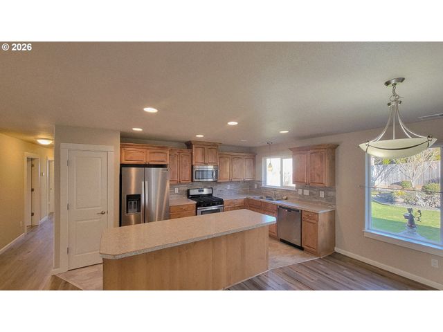 1570 W BASIL St, Roseburg, OR 97471